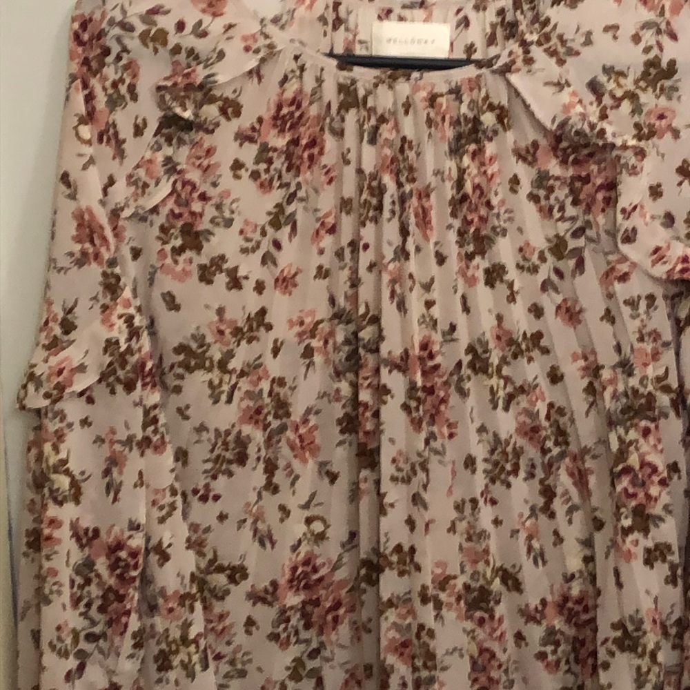 Melloday floral boho shirt. Floral pleated at neck. Size S
